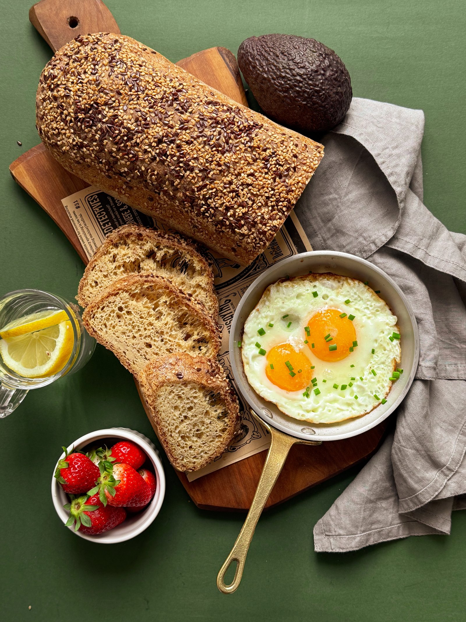Bukë me hikërr, miell thjerrzash dhe fara – e pasur me fistik dhe pa gluten