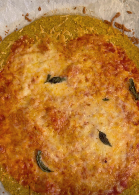 Pizzë me bazë kuinoa – e lehtë, krokante dhe plot shije